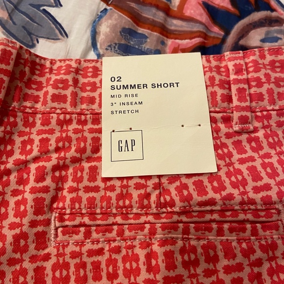 Gap Mid Rise Short - Picture 3 of 4